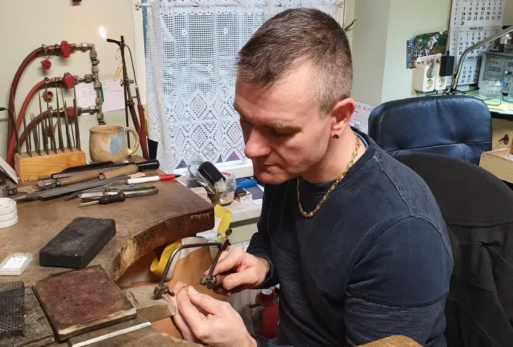 Stefan Schröder - Goldschmiedemeister bei der Arbeit
